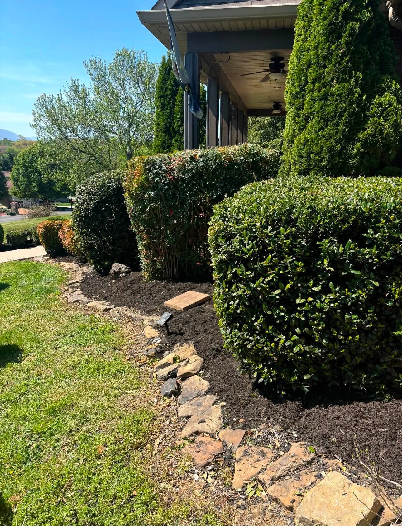 Mulching in Knoxville, Tennessee by HomeVibes